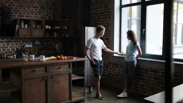 Bonito homem convidando menina para dançar na cozinha — Vídeo de Stock