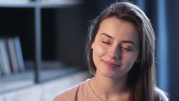 Retrato de chica sensual sonriendo con una sonrisa dentada — Vídeo de stock