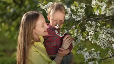 Çiçek bahçesinde annesiyle küçük oğlu