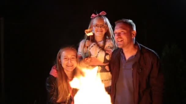 Felice famiglia arrostimento marshmallow sopra falò — Video Stock