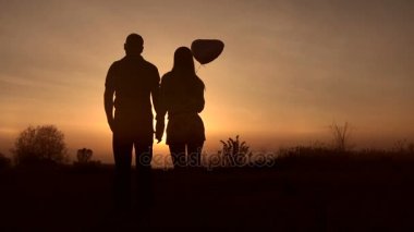 Güzel gün batımını izlemek aşk Romantik Çift
