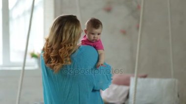 Neşeli anne bebek kızıyla dans