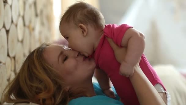 Mãe alegre beijando seu bebê adorável menina — Vídeo de Stock