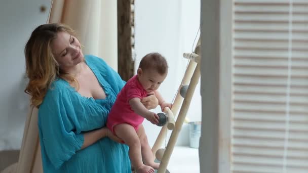 Веселая мать проверяет малышей, хватающихся за рефлекс — стоковое видео