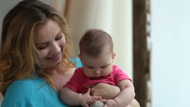 Bebê bonito e mãe encantadora brincando com brinquedo — Vídeo de Stock