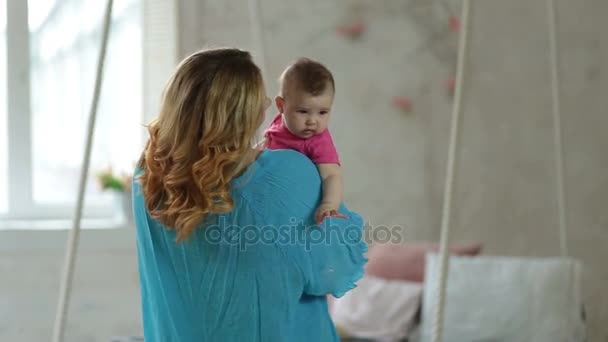 Alegre madre bailando con su hija bebé — Vídeo de stock