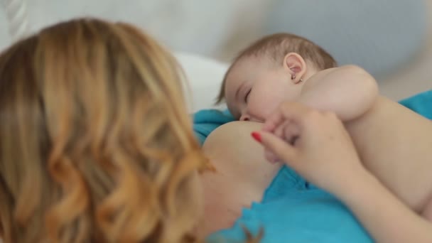 Aranyos meztelen csecsemő gyermek szoptatás — Stock videók