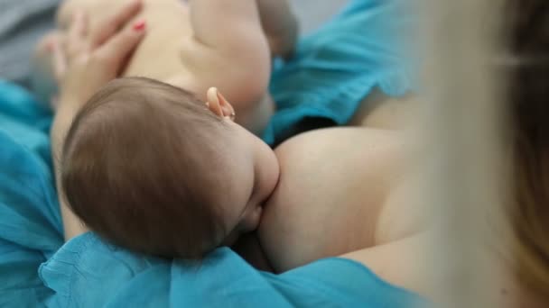 Petite fille bébé qui allaite — Video