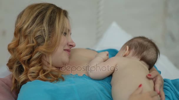 Simogatta a csecsemő gyermek szerető nő — Stock videók