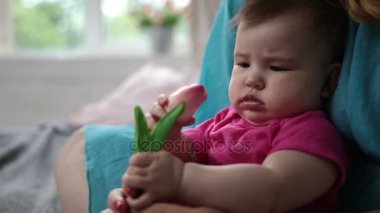 Lale çiçek kokulu meraklı bebek kız