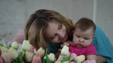 Mutlu anne ve bebek çocuk evde rahatlatıcı