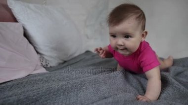 Yatağa oynayan yeni doğan çocuk gülüyor