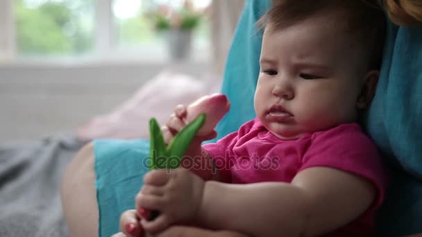 チューリップの花の臭いがする女の好奇心が強い赤ちゃん — ストック動画