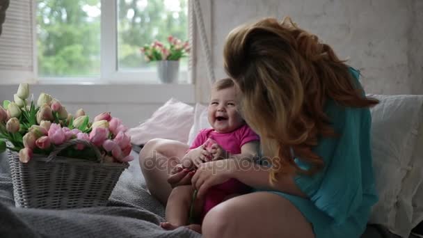 Rindo bebê menina e mãe relaxante no quarto — Vídeo de Stock