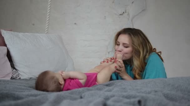 Bela mãe beijando recém-nascidos babys pés — Vídeo de Stock