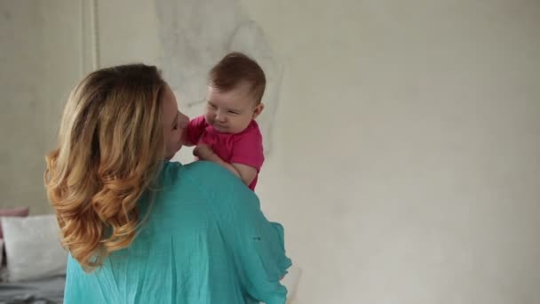 Liefdevolle moeder kussen schattige baby meisjes neus — Stockvideo