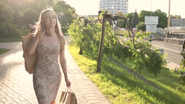 Joyeux shopaholic femme portant des sacs à provisions — Video