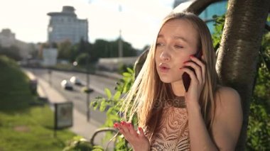 Smartpone açık havada üzerinde sohbet kız gülümseyerek