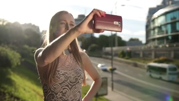 Mujer adorable tomando selfie con teléfono móvil — Vídeos de Stock