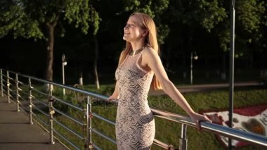 Rahatlatıcı ve güneş batımında zevk neşeli kadın