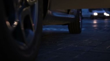 Geceleri arabadan adım kırmızı topuklu kadın