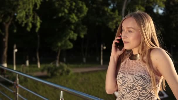 Chica encantadora hablando por celular en el puente — Vídeos de Stock
