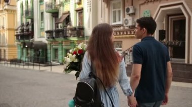 Sevgi çift eski şehir sokak yürüyüş