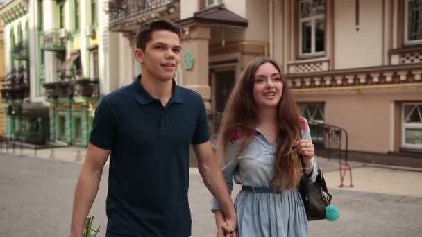 Feliz joven citas pareja en el amor caminando en la ciudad — Vídeos de Stock