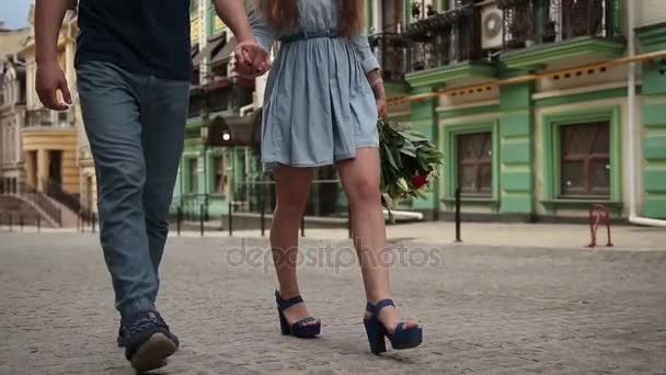 Couples jambes marchant dans la rue de la ville — Video