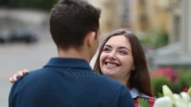 Adam elleriyle kucaklayan neşeli genç kadın