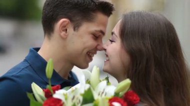 Genç çift derinden tr romantik öpücük