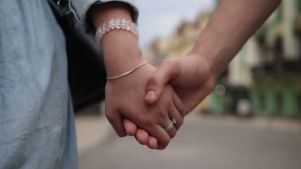 Close-up casal amoroso de mãos dadas enquanto caminha — Vídeo de Stock