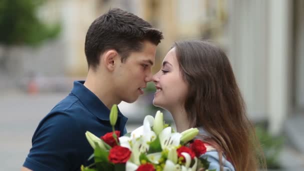 Pareja romántica enamorada frotando narices al aire libre — Vídeo de stock