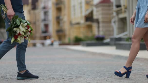 夫妇在城市街道上浪漫的约会会议 — 图库视频影像