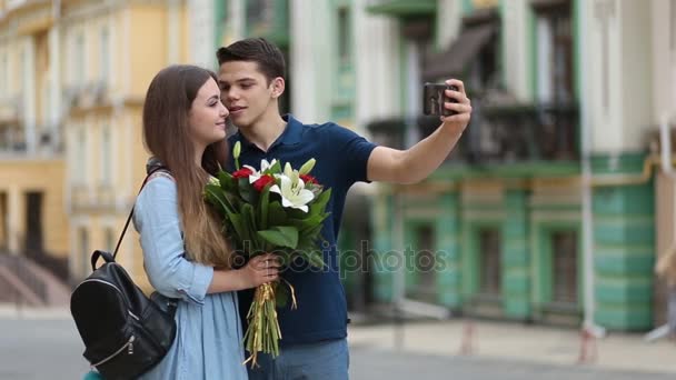 Casal amoroso falando auto retrato com telefone — Vídeo de Stock