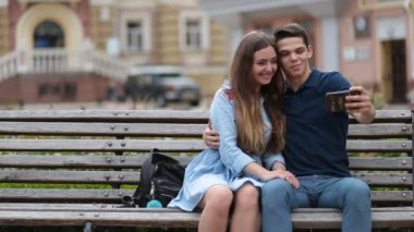 Gülümseyen iki yapım kendi kendine portre smartphone cep telefonu ile