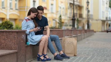 Genç çift cep telefonu kullanma online alışveriş