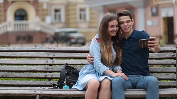 Pareja sonriente haciendo autorretrato en smartphone — Vídeos de Stock