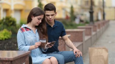 Genç çift online kredi kartı ile alışveriş