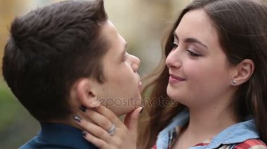 Açık havada bağ aşık romantik genç Çift