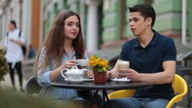 Çift birlikte sokak kafede dinlendirici dating