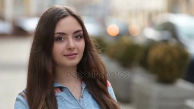 güzel genç mutlu gülümseyen kadın portresi