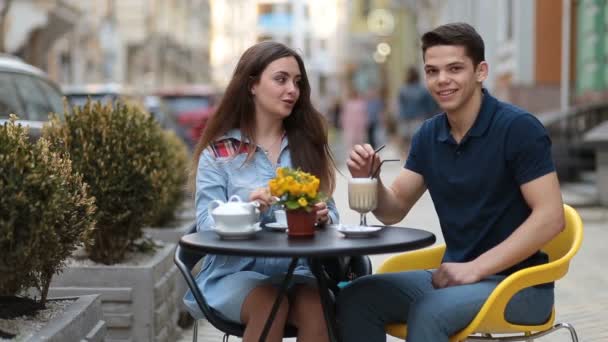 Atractiva pareja relajándose en el café de la acera — Vídeo de stock