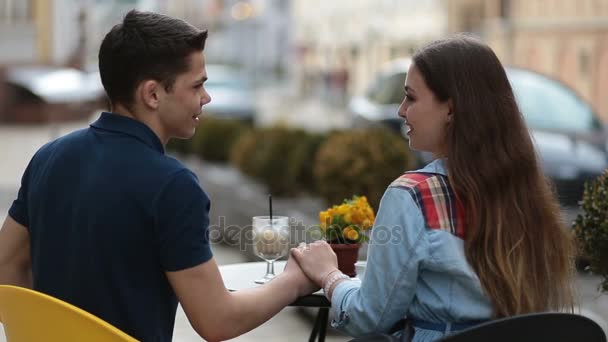 Coppia amorevole seduta in strada caffè all'aperto — Video Stock