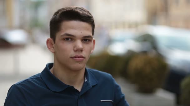 Mosolyogva szabadban jóképű fiatalember portréja — Stock videók