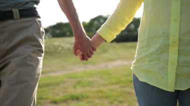 Aşk ifade el ele tutuşarak yaşlılar closeup