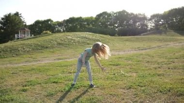 Sevimli genç kız yeşil çayır, Çember hareketi yapıyor