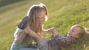 Güzel çocuklar yeşil çimenli sahada oyun