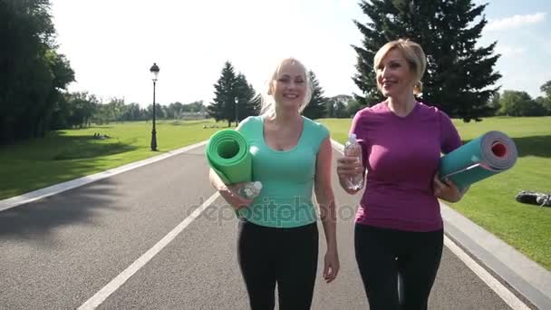 Vrij volwassen vrouwen gaan aan de opleiding in het park — Stockvideo