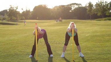 Oldukça uygun vücut çubuklarla egzersizleri yapıyor kadın